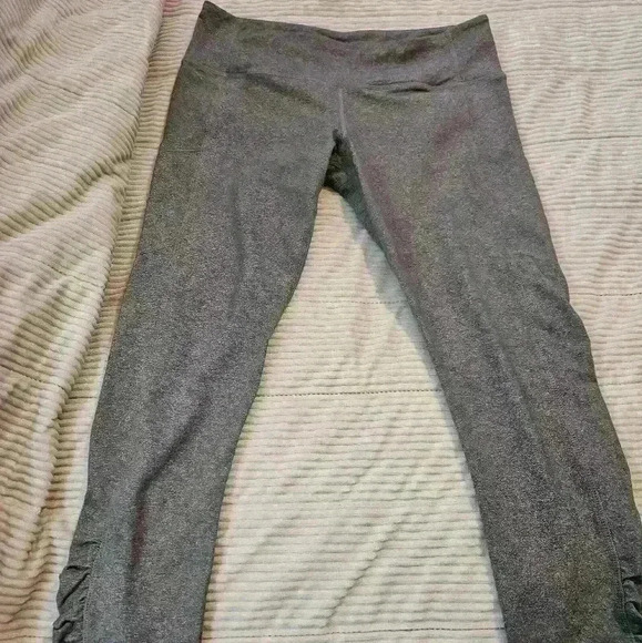 Lululemon Gray/Black Capri leggings. Size 6 - Picture 2 of 7